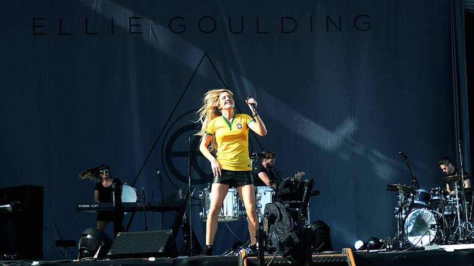 Vestida com camiseta da Seleção Brasileira, Ellie Golding incendeia a plateia no Palco Skol