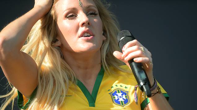 Vestida com camiseta da Seleção Brasileira, Ellie Golding incendeia a plateia no Palco Skol Vestida com camiseta da Seleção Brasileira, Ellie Golding incendeia a plateia no Palco Skol
