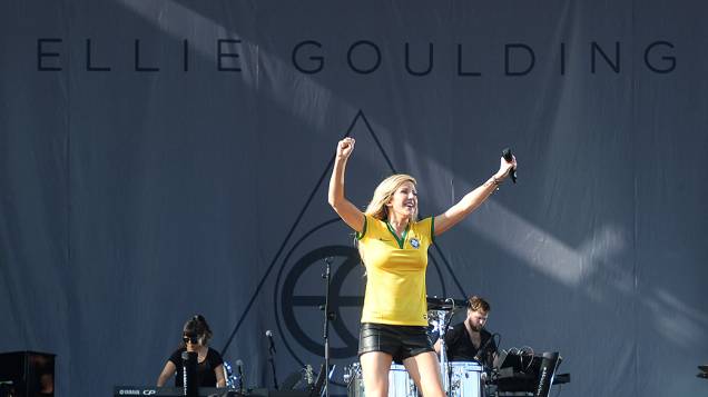 Vestida com camiseta da Seleção Brasileira, Ellie Golding incendeia a plateia no Palco Skol