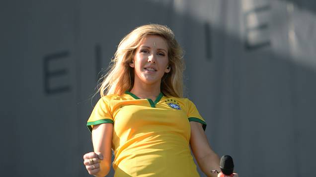 Vestida com camiseta da Seleção Brasileira, Ellie Golding incendeia a plateia no Palco Skol Vestida com camiseta da Seleção Brasileira, Ellie Golding incendeia a plateia no Palco Skol