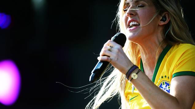 Vestida com camiseta da Seleção Brasileira, Ellie Golding incendeia a plateia no Palco Skol