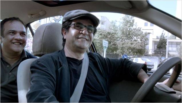 Taxi Teerã: o drama traz o diretor Jafar Panahi atrás do volante de um táxi