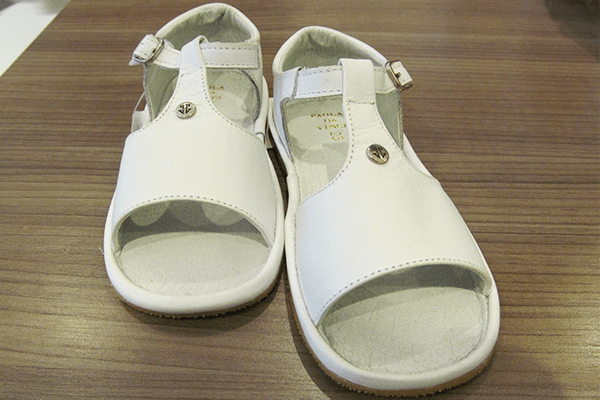Sandália infantil (tamanhos 24 a 30): 80,40 reais, na Paola da Vinci (Rua Oscar Freire, 958, Jardins)
