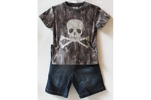 Moda infantil: Camiseta com estampa militar e caveira (26,50 reais) e bermuda jeans (71,50 reais) na Paola da Vinci (Rua Oscar Freire, 958, Jardins)
