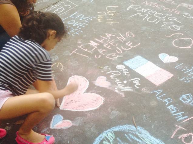 Menina desenha a bandeira da França e deixa mensagens pedindo paz