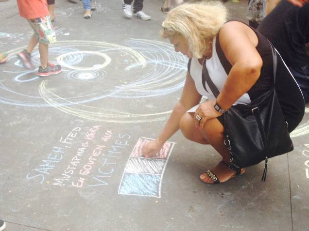 Calçada da Avenida Paulista recebe desenhos escritos a giz