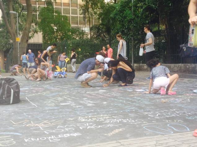 Pessoas deixam mensagens em homenagem às vítimas dos atendados em Paris