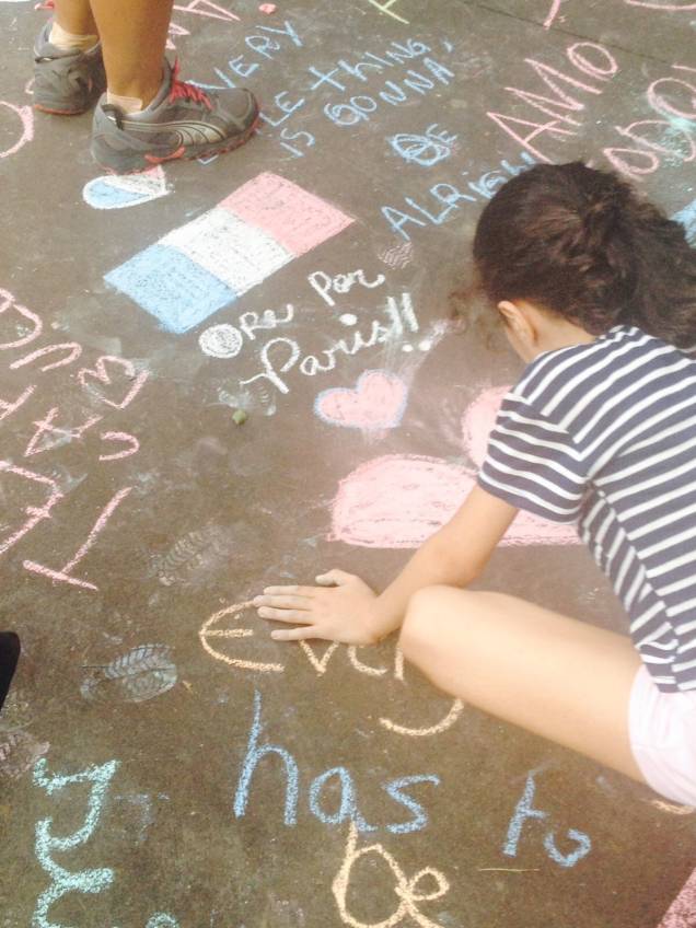 Pessoas deixam mensagens em homenagem às vítimas dos atendados em Paris