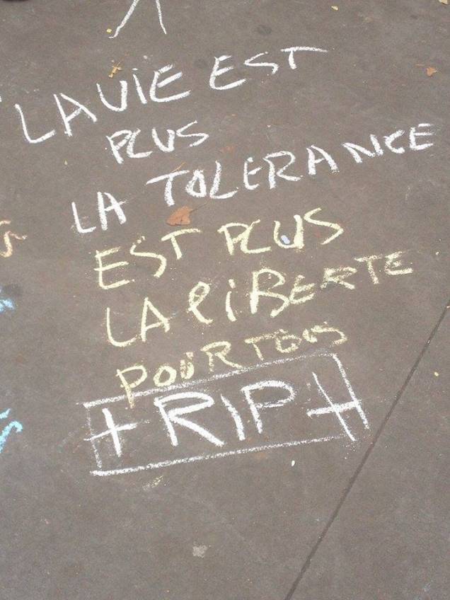 Mensagem em francês deixada na calçada da Paulista, em frente ao Parque Trianon