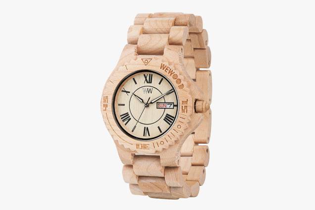 Relógio feito com madeira reutilizada
