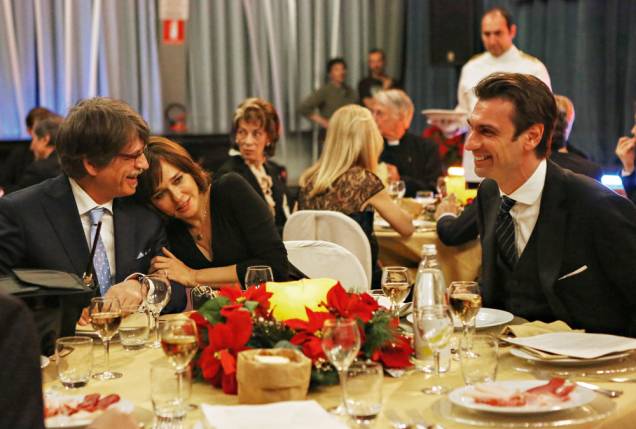 Dino Ossola, sua mulher e o ricaço Bernaschi: só sorrisos antes da crise financeira em "Capital Humano"
