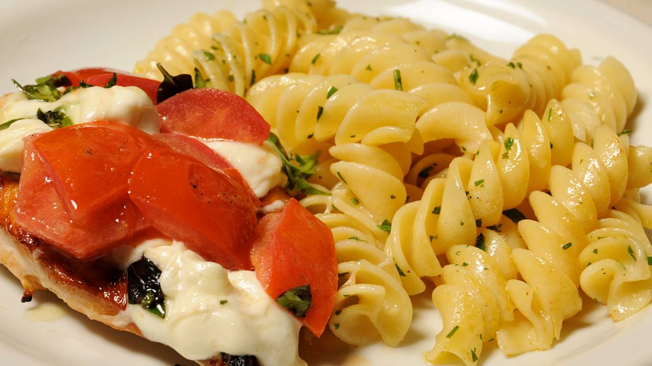 Frango à Caprese com fusilli giganti 1