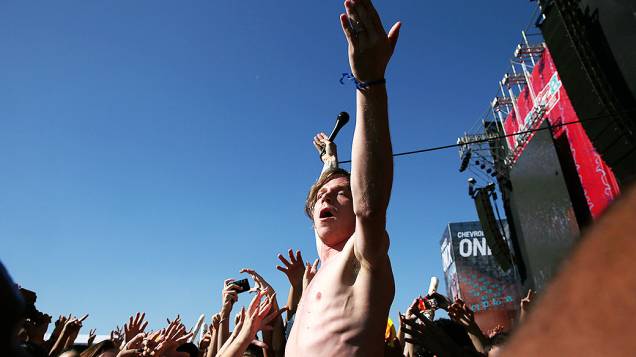 	Matt Shultz, vocalista do Cage The Elephant, anima o festival
