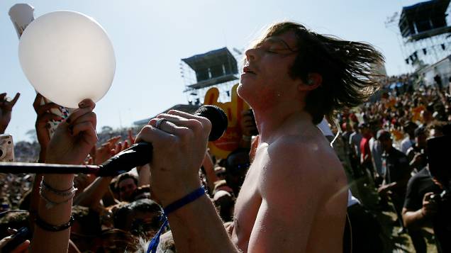 	Matt Shultz, vocalista do Cage The Elephant, anima o festival