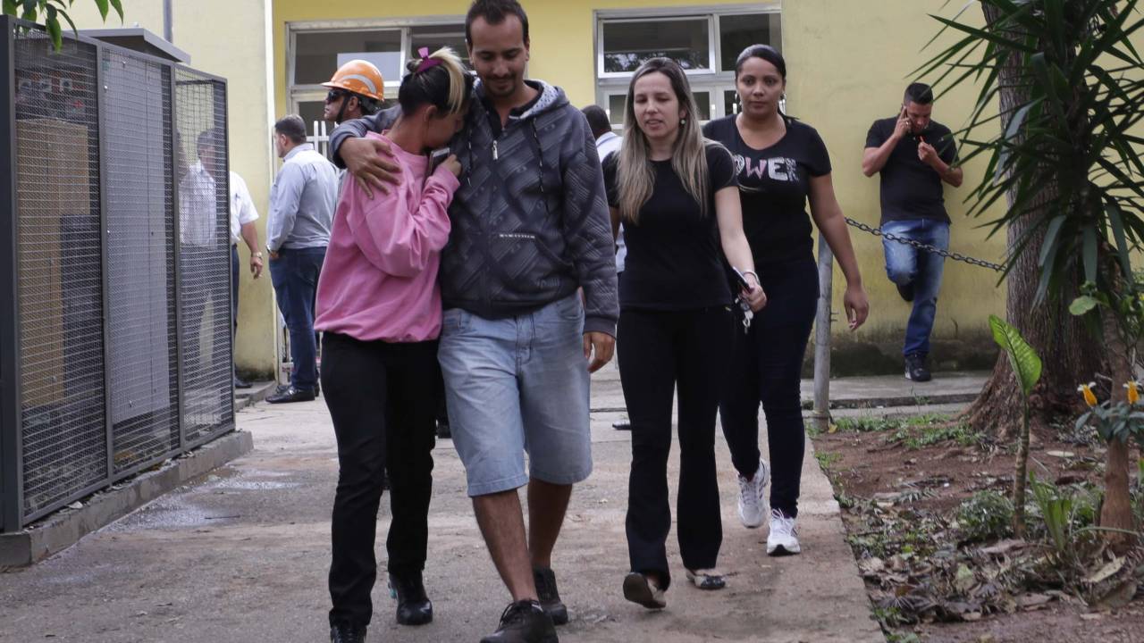 Familiares do pintor Walmir da Cruz, 23, aguardam a liberação do corpo no IML da Vila Leopoldina, em São Paulo (SP), na manhã desta sexta-feira (21). Walmir morreu eletrocutado na noite desta quinta-feira (20), na região da Lapa, em São Paulo, ao ser atingido por um fio de energia