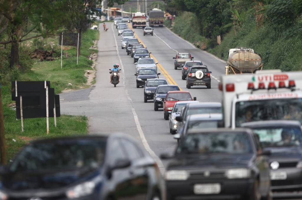 Tombamento de caminhão congestiona a Rodovia Fernão Dias
