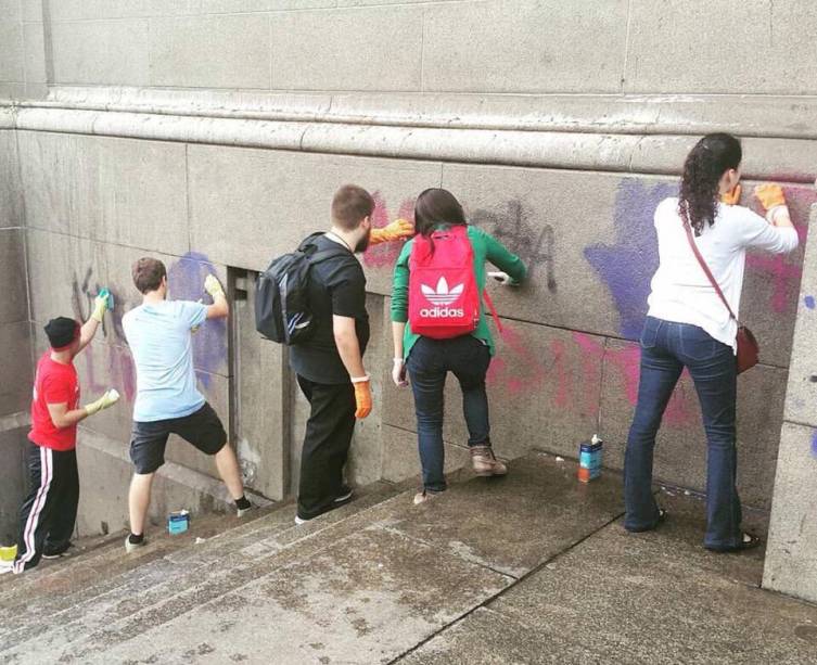 Após pichação, jovens católicos de várias paróquias da cidade fazem limpeza nas paredes da Catedral da Sé