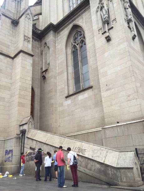 	Paredes e muros da catedral foram pichadas por manifestantes