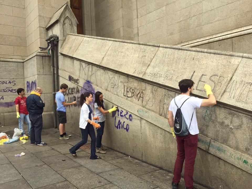 	Mensagens como se "o papa fosse mulher, o aborto seria legal" estamparam o pr&eacute;dio