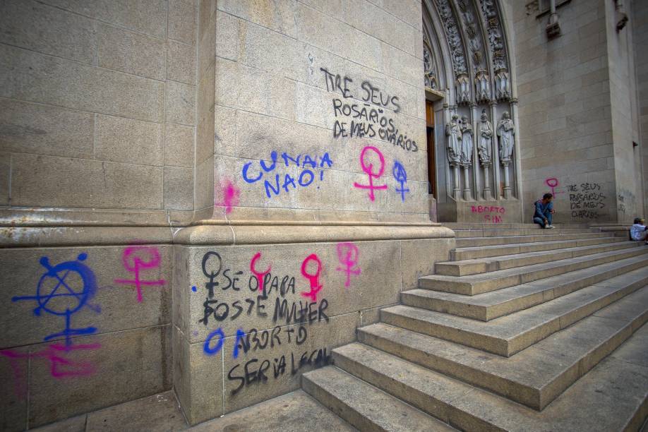 Limpeza de paredes e portas da igreja está prevista para domingo (1)