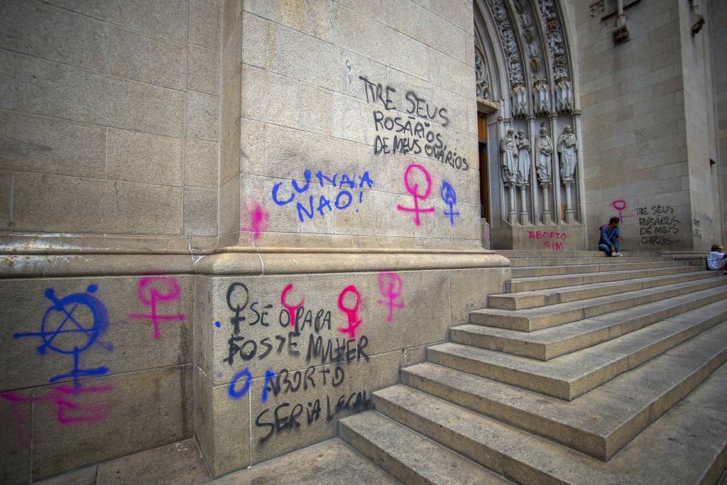 Limpeza de paredes e portas da igreja est&aacute; prevista para domingo (1)