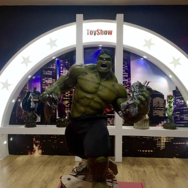 Hulk: um action figure em tamanho real, com quase três metros
