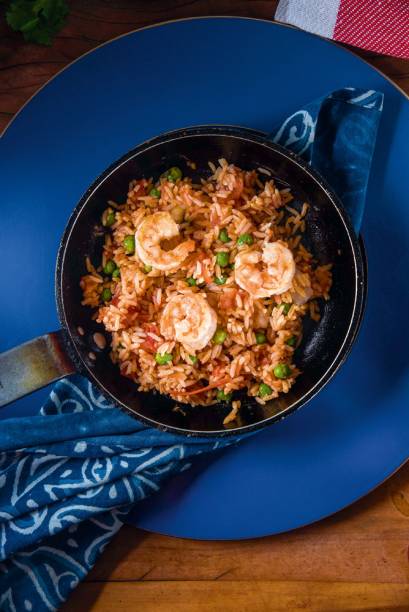 Sabiá: arroz de camarão e ervilha ao molho de tomate