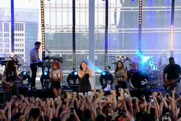 	Público interage com a cantora Demi Lovato em pocket show em São Paulo