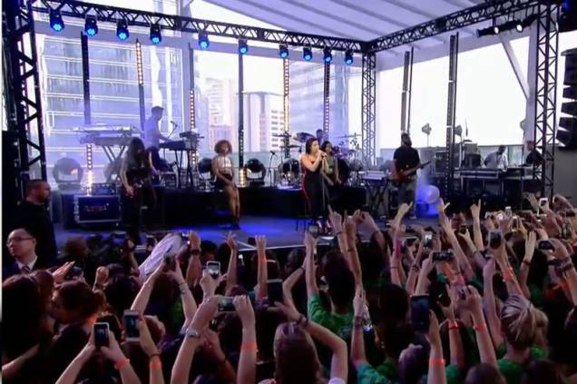 Cerca de 400 pessoas prestigiaram o pocket show da cantora Demi Lovato Cerca de 400 pessoas prestigiaram o pocket show da cantora Demi Lovato