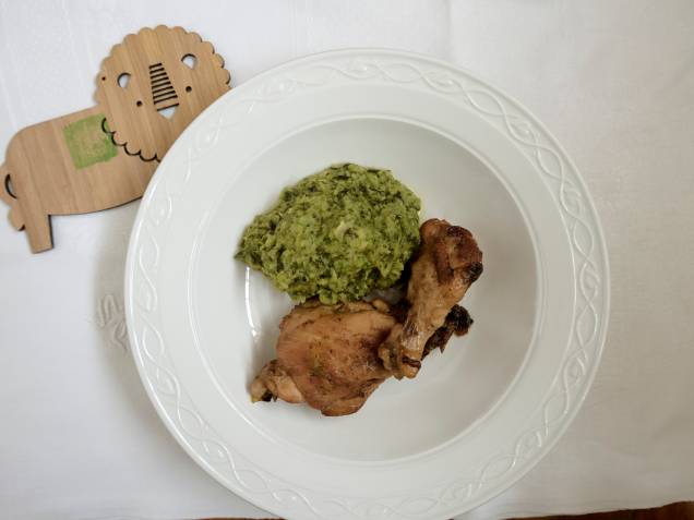 	Menu infanil: frango assado no forno a lenha guarnecido de purê de mandioquinha com brócolis