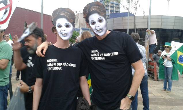 Manifestantes usam máscaras da presidente Dilma Rousseff