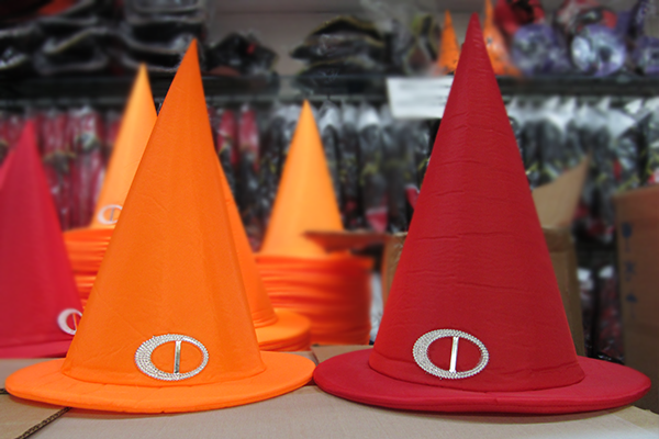 Chapéu laranja ou vermelho: 8 reais cada um, na Império das Festas