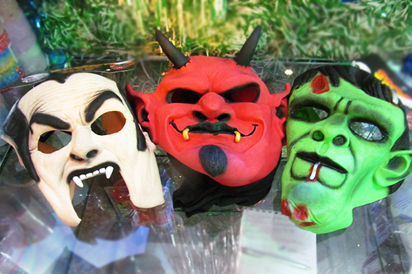Máscara Drácula (19,50 reais), máscara Diabo (24,70 reais), máscara Frankenstein (22 reais), na Império das Festas