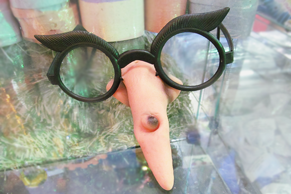 Óculos com nariz de bruxa: 8,50 reais, Império das Festas 