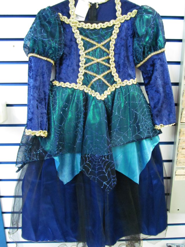 Vestido azul e dourado: 180 reais, na Império das Festas