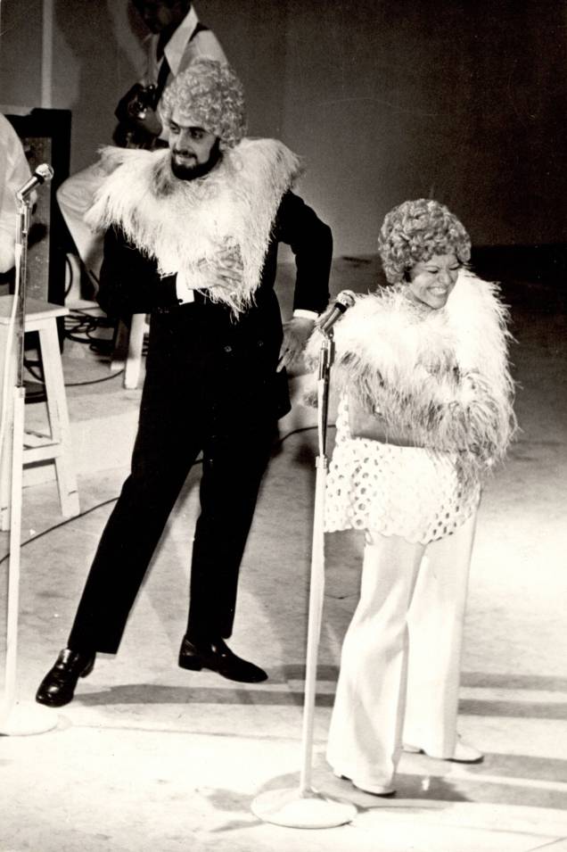 O ator e a cantora Elis Regina durante programa de TV O ator e a cantora Elis Regina durante programa de TV
