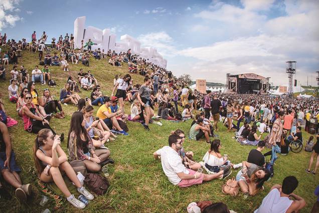 	A edição de 2014 do Lollapalooza: público assiste ao show sentado na grama