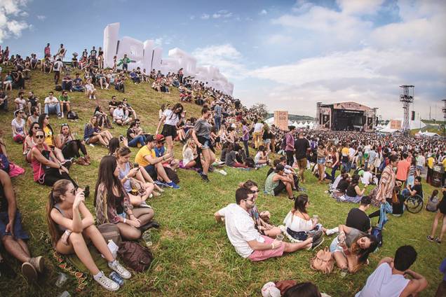 A edição de 2014 do Lollapalooza: público assiste ao show sentado na grama A edição de 2014 do Lollapalooza: público assiste ao show sentado na grama