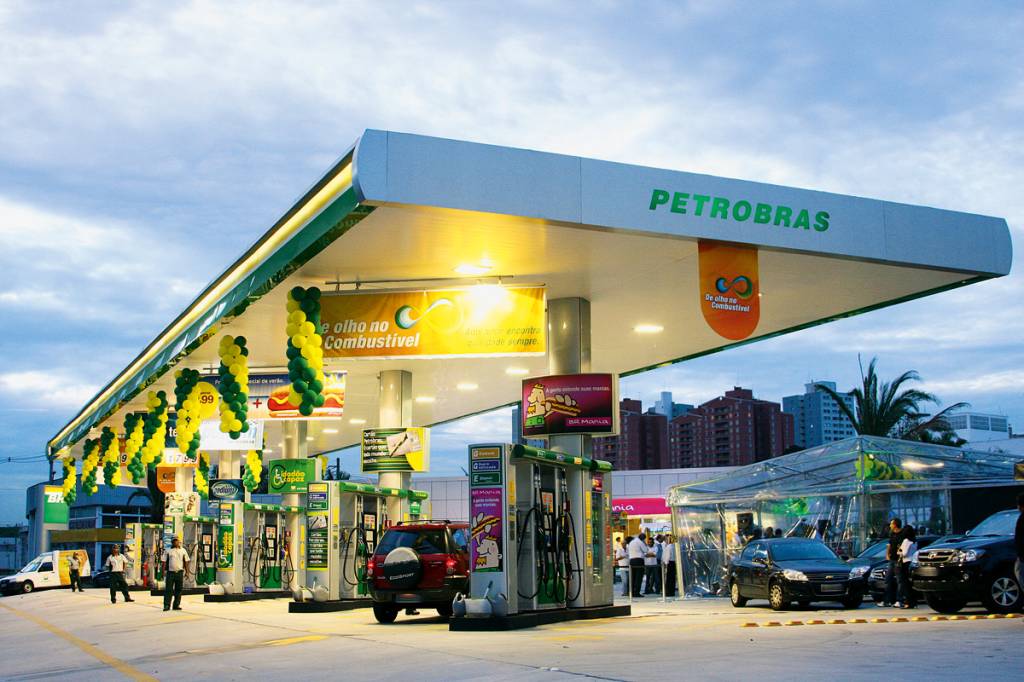 A imagem mostra um posto de gasolina com o logo da Petrobras.