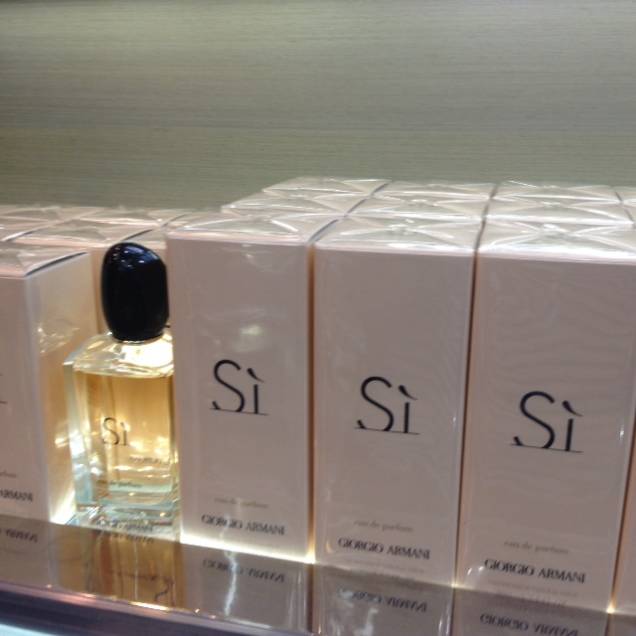 Perfume Sí, 100 mililitros: R$ 460,00 ou US$ 115,00 (free shop) e R$ 849,00 (em São Paulo)