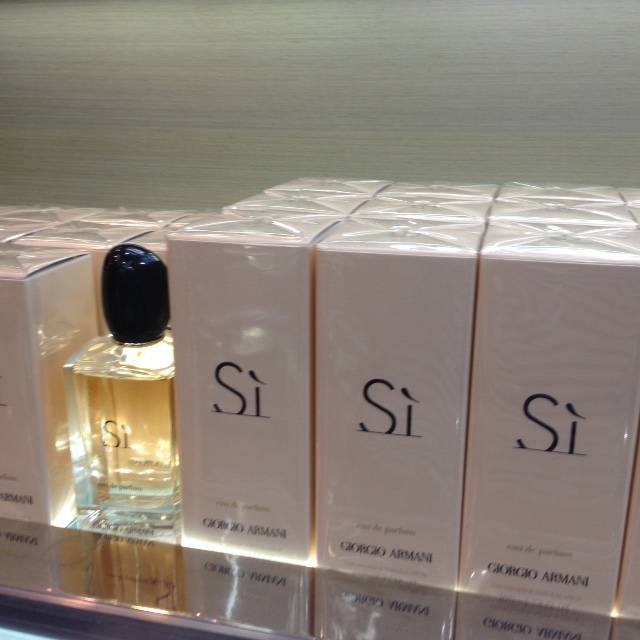 Perfume S&iacute;, 100 mililitros: R$ 460,00 ou US$ 115,00 (free shop) e R$ 849,00 (em S&atilde;o Paulo)
