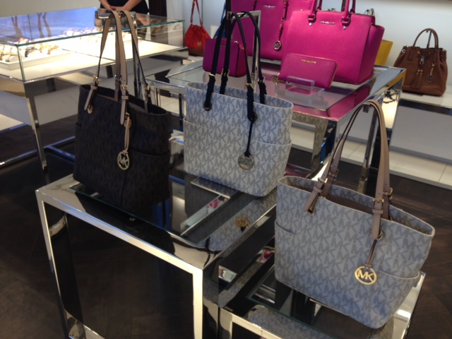 Bolsas Jet Set da Michael Kors: R$ 880,00 ou US$ 220,00 (free shop) e R$ 1590,00 (em São Paulo)