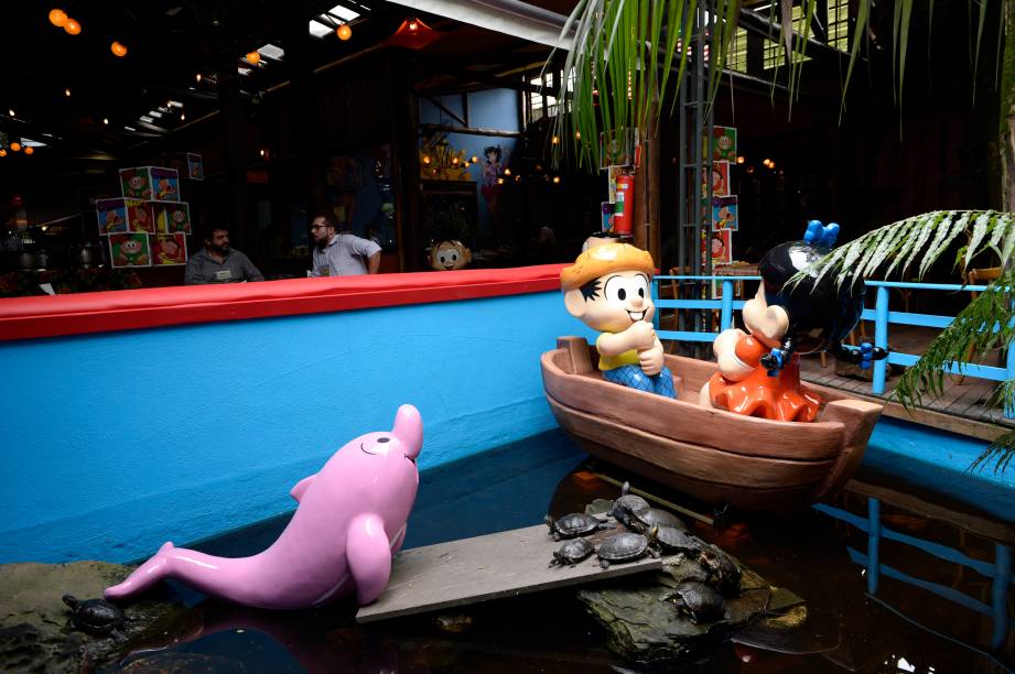 Lagoa do Chico Bento: o personagem e sua namorada Rosinha são representados num romântico passeio de barco em um lago com peixes e tartarugas 