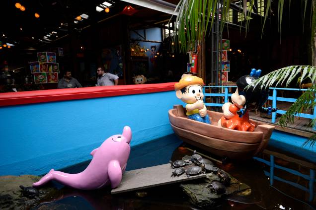 Lagoa do Chico Bento: o personagem e sua namorada Rosinha são representados num romântico passeio de barco em um lago com peixes e tartarugas 