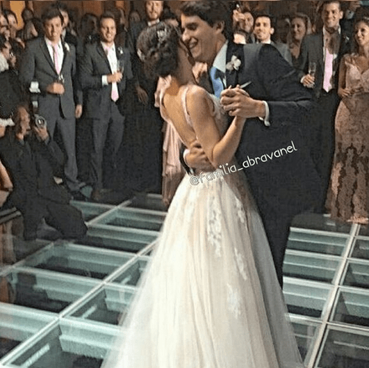 Renata e Caio se divertem durante festa realizada no hotel Jequitimar, de propriedade da família Renata e Caio se divertem durante festa realizada no hotel Jequitimar, de propriedade da família