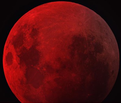 A imagem mostra a lua, em um fundo preto, totalmente avermelhada
