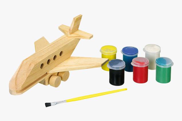 Avião de madeira com tintas, lixa e pincel
