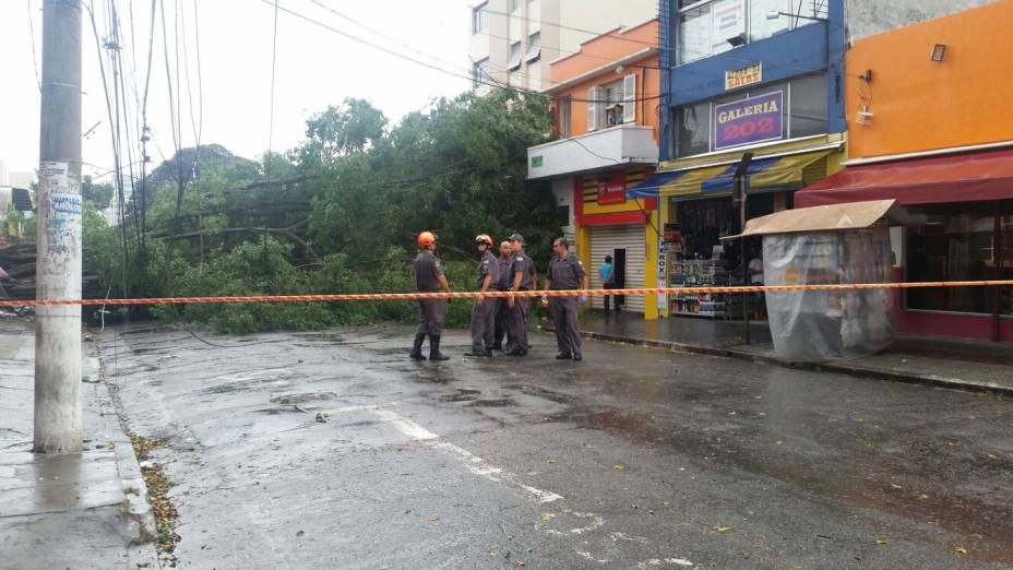 	Bombeiros interditaram a rua