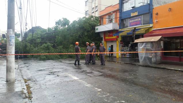 Bombeiros interditaram a rua Bombeiros interditaram a rua