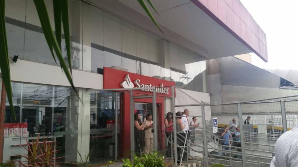 	&Aacute;rvore ficava no canteiro da ag&ecirc;ncia do Santander local